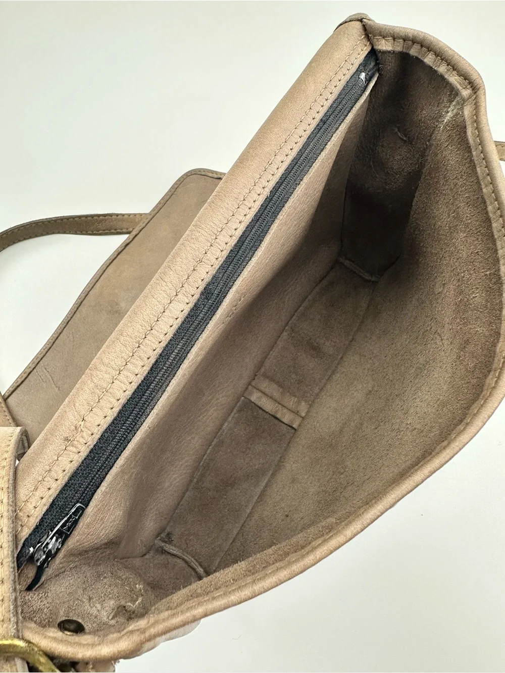 Frye Vintage Leather Messenger Crossbody Buckle Flap Bag Purse Distressed Tan